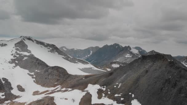 Vista aerea della catena montuosa con ghiaccio e neve — Video Stock