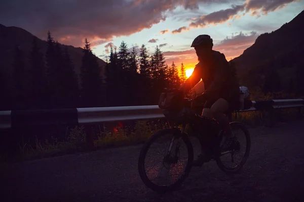 Silhouette Bicyclist Riding Mountain Road Purple Sunset — Stock Photo, Image