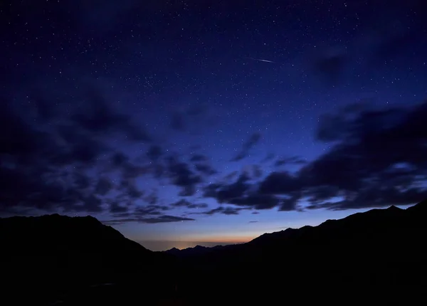 Silhouette Montagne Notte Cielo Nuvoloso Con Stelle — Foto Stock