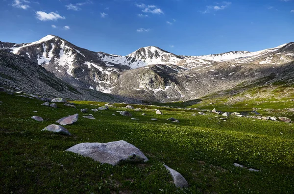 Όμορφο Τοπίο Της Κοιλάδας Του Βουνού Χιόνι Κορυφή Καπάκι Και — Φωτογραφία Αρχείου