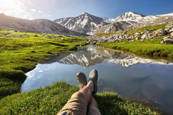 Turista Muž Nohy Zelených Botách Odpočívá Blízkosti Čistého Horského Jezera — Stock fotografie