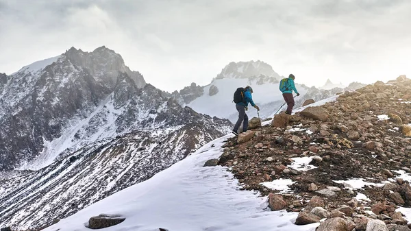 Senderistas Excursionistas Con Mochila Caminando Sobre Roca Las Hermosas Montañas — Foto de Stock