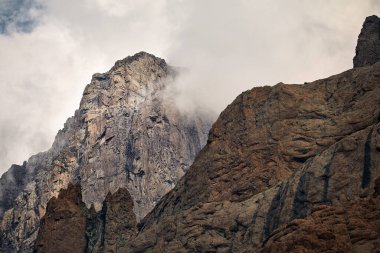 Almaty Kazakistan 'daki Tien Shan Dağları' ndaki dağlık vadide Foggy Rock
