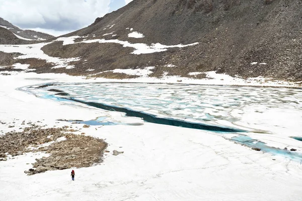 美丽的风景 蓝色的冰川山湖 里面有冰片 还有哈萨克斯坦的小徒步旅行者 — 图库照片