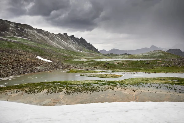 Schöne Landschaft Des Gletschers Und Bergsees Bei Bewölktem Wetter Der — Stockfoto