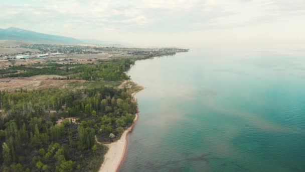 夏のビーチレイクイシク｜Kul Kirgizstan — ストック動画