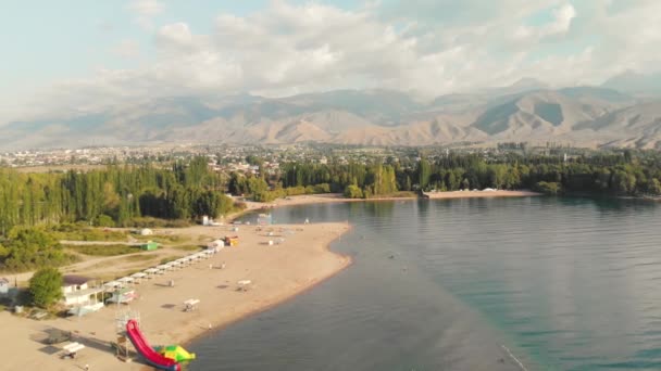 Playa de verano Lago Issik Kul Kirgizstan — Vídeo de stock