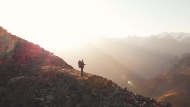 Vandrare gå på vackra berg landskap antenn skott — Stockvideo