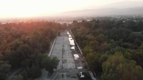 Вид с воздуха на велогонщика вблизи реки в Алматы, Казахстан — стоковое видео