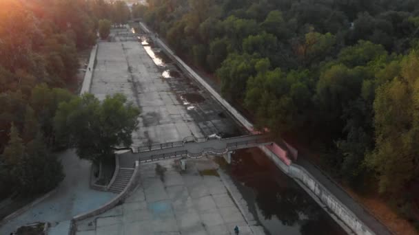 Vista aérea del ciclista cerca del río en Almaty, Kazajstán — Vídeo de stock