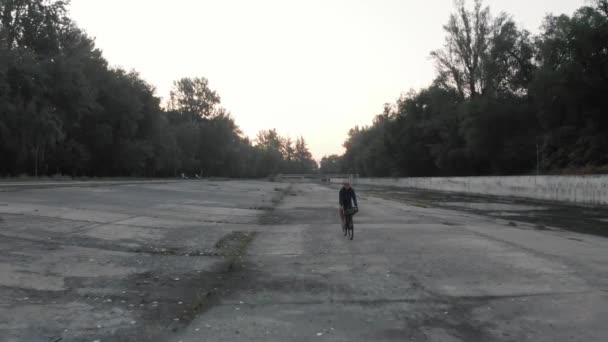 Vista aérea del ciclista cerca del río en Almaty, Kazajstán — Vídeo de stock