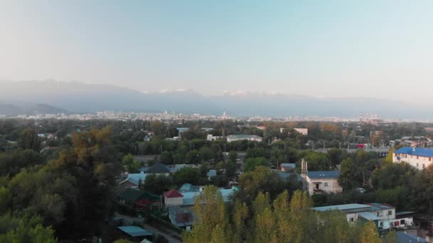 Luchtfoto van de Almaty stad panorama bij zonsopgang Kazachstan — Stockvideo