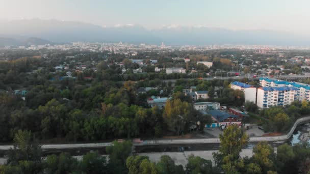 Widok z lotu ptaka panoramy miasta Ałmaty o wschodzie słońca Kazachstan — Wideo stockowe