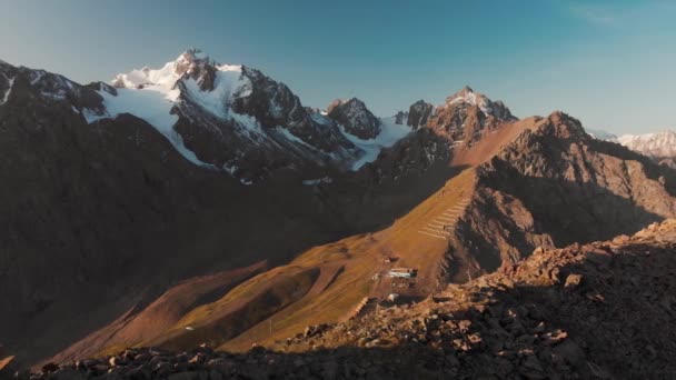 Vue aérienne de la station de ski de montagne Shymbulak — Video