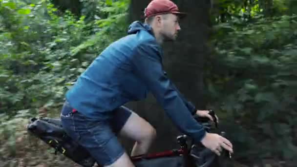 Fietstocht in het stadspark op zijn fiets — Stockvideo