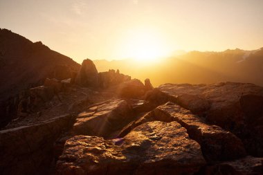 Dağların güzel manzarası Almaty, Kazakistan 'da buzullar ve karla kaplı. Açık hava ve yürüyüş konsepti