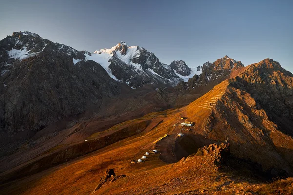 Bellissimo Scenario Della Vetta Montuosa Con Ghiacciaio Yurta Resort Skymbulak — Foto Stock