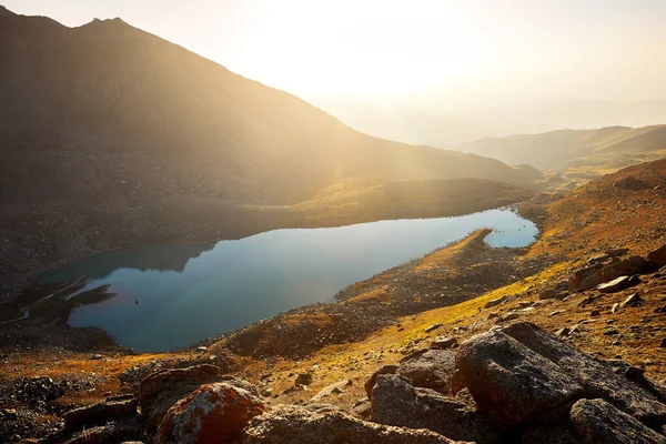 Hermoso Paisaje Gran Lago Montaña Atardecer Resplandor Luz Las Montañas —  Fotos de Stock