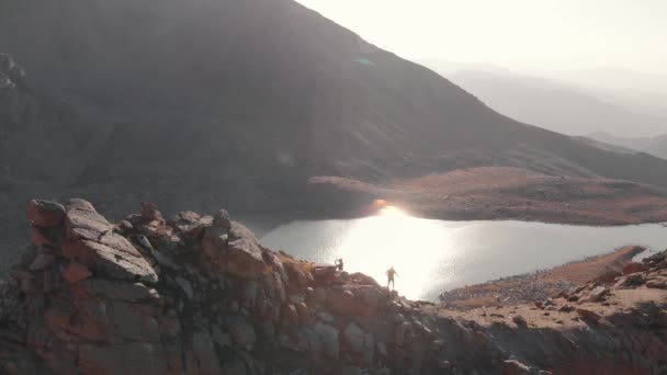 美しい山の湖の風景空撮でハイカー歩く — ストック動画