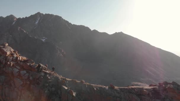 Пішохідна прогулянка на красивому гірському озері ландшафтний повітряний постріл — стокове відео