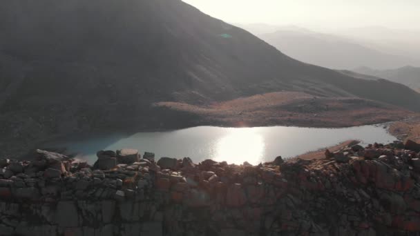 Vista aérea do lago de montanha — Vídeo de Stock