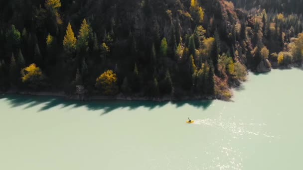 L'uomo sta remando sul gommone nel lago di montagna — Video Stock