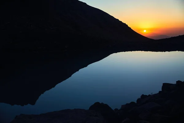 Hermoso Paisaje Gran Lago Silueta Montañas Atardecer Resplandor Luz Las — Foto de Stock