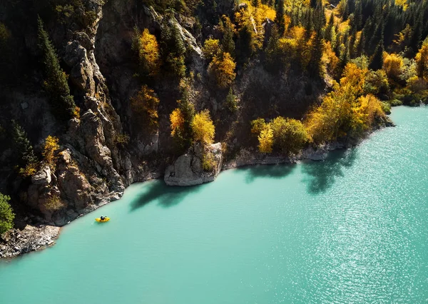 Hombre Está Remando Barco Balsa Amarilla Lago Montaña Otoño Aerial —  Fotos de Stock