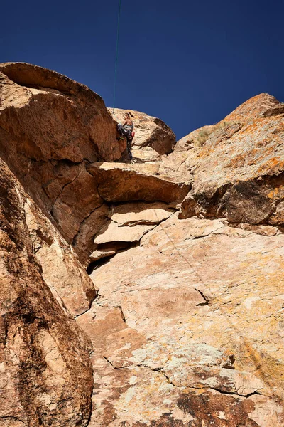 기사보기 선수인 카자흐스탄 때높은 바위에 오르고 — 스톡 사진