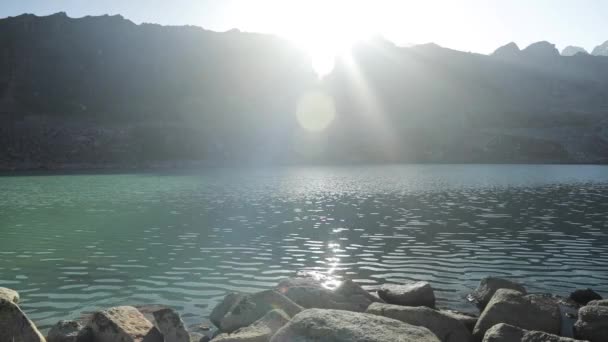 日光の美しい山の湖の風景 — ストック動画