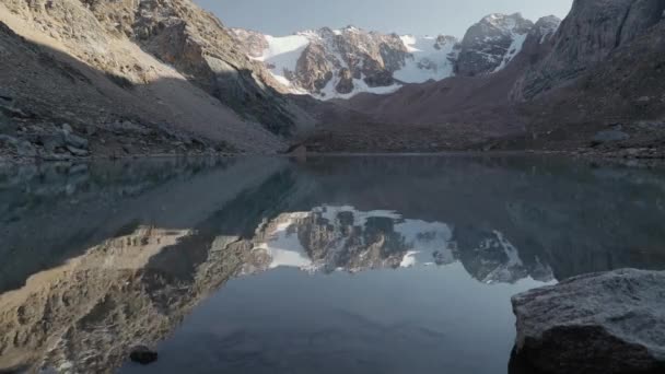 Turista pěší turistika s batohem chůze v blízkosti horského jezera — Stock video