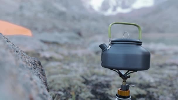 Tetera de acero en estufa de gas en camping de montaña — Vídeos de Stock