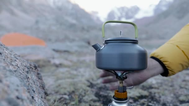 Stalen theepot op gasfornuis in Mountain camping — Stockvideo