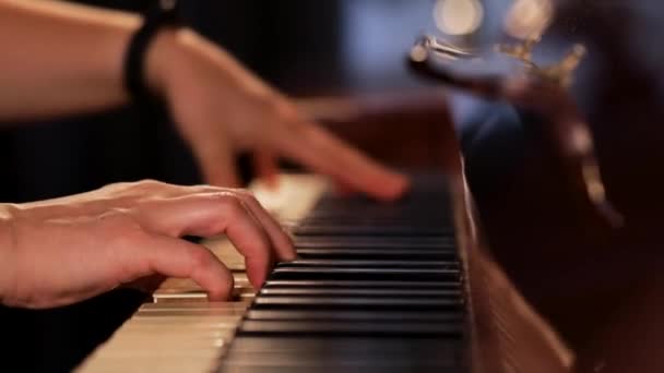 Mujer tocando en piano de madera vintage — Vídeos de Stock
