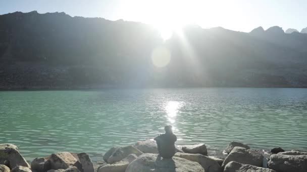 Landschap van het prachtige bergmeer bij zonneschijn — Stockvideo