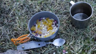 Yaz kampında domuz eti yapan adam.