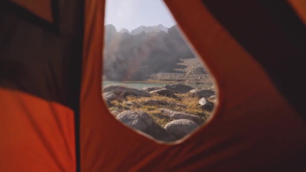 Вид з намету на табір у горі — стокове відео
