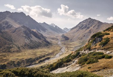 Kazakistan 'da sonbahar zamanı dağ vadisinde nehrin güzel manzarası