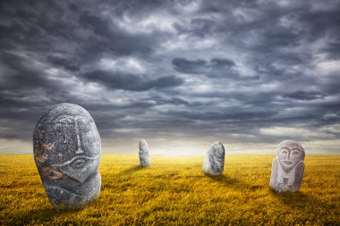 gün batımında heykellere balbal