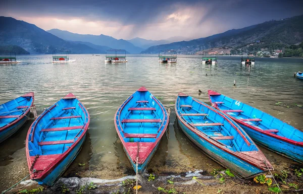 Boats near Pokhara lake — Stock Photo, Image