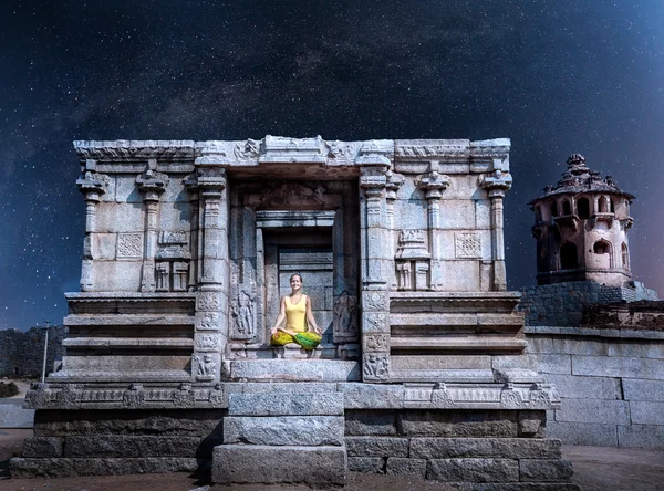 Meditace v noci v hampi — Stock fotografie