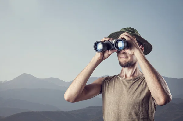 Mannen med kikaren i bergen — Stockfoto