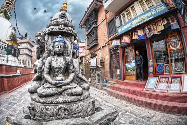 Posąg Buddy w pobliżu stupy kathesimbhu — Zdjęcie stockowe