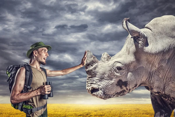 Touriste touchant le Rhino — Photo