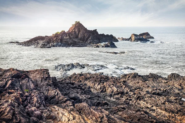 Hindistan'da om beach yakınındaki taş — Stok fotoğraf