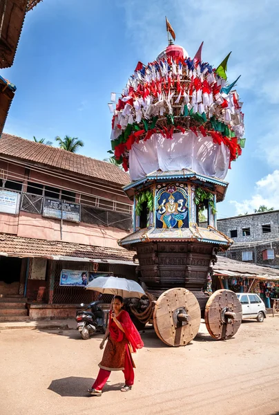 Femme indienne près de chariot en bois en Inde — Photo