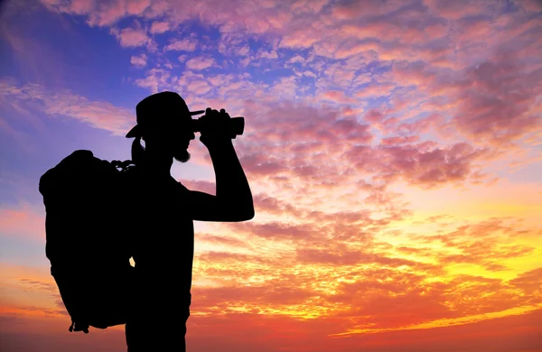 Turista con zaino e silhouette binoculare — Foto Stock