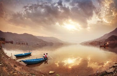 Nepal Pokhara Gölü çocuklara