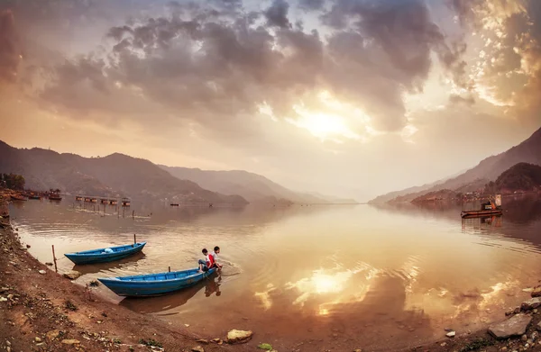 Nepálské děti v Pokhara lake — Stock fotografie