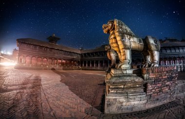 Taş aslanlar Bhaktapur gece 